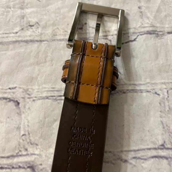 FLORSHEIM GENUINE LEATHER BROWN 3D DETAIL WITH SILVER TONE BUCKLE MENS BELT 38 - Picture 3 of 9
